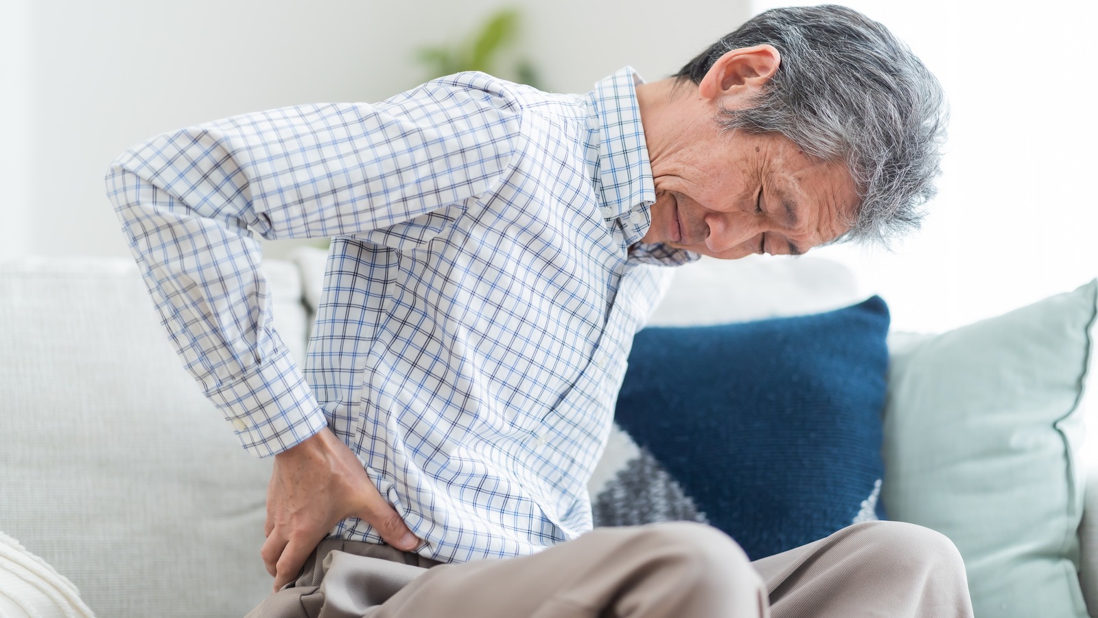 Signs Your Back Pain Is Actually A Kidney Stone – Health Digest