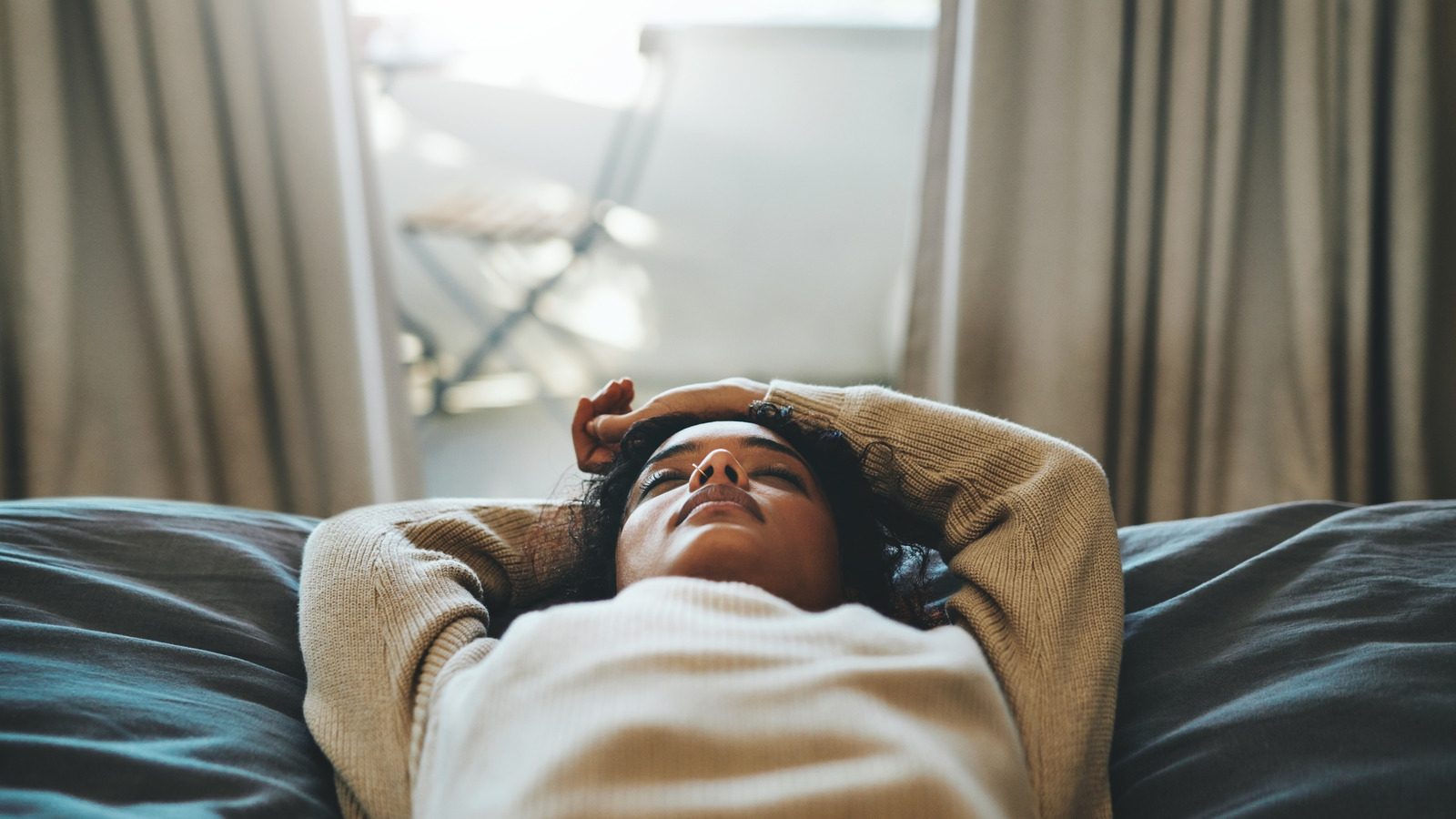 TikTok Swears By The Alpha Bridge Sleep Technique For Catching Easy Zs. But Does It Work? – Health Digest