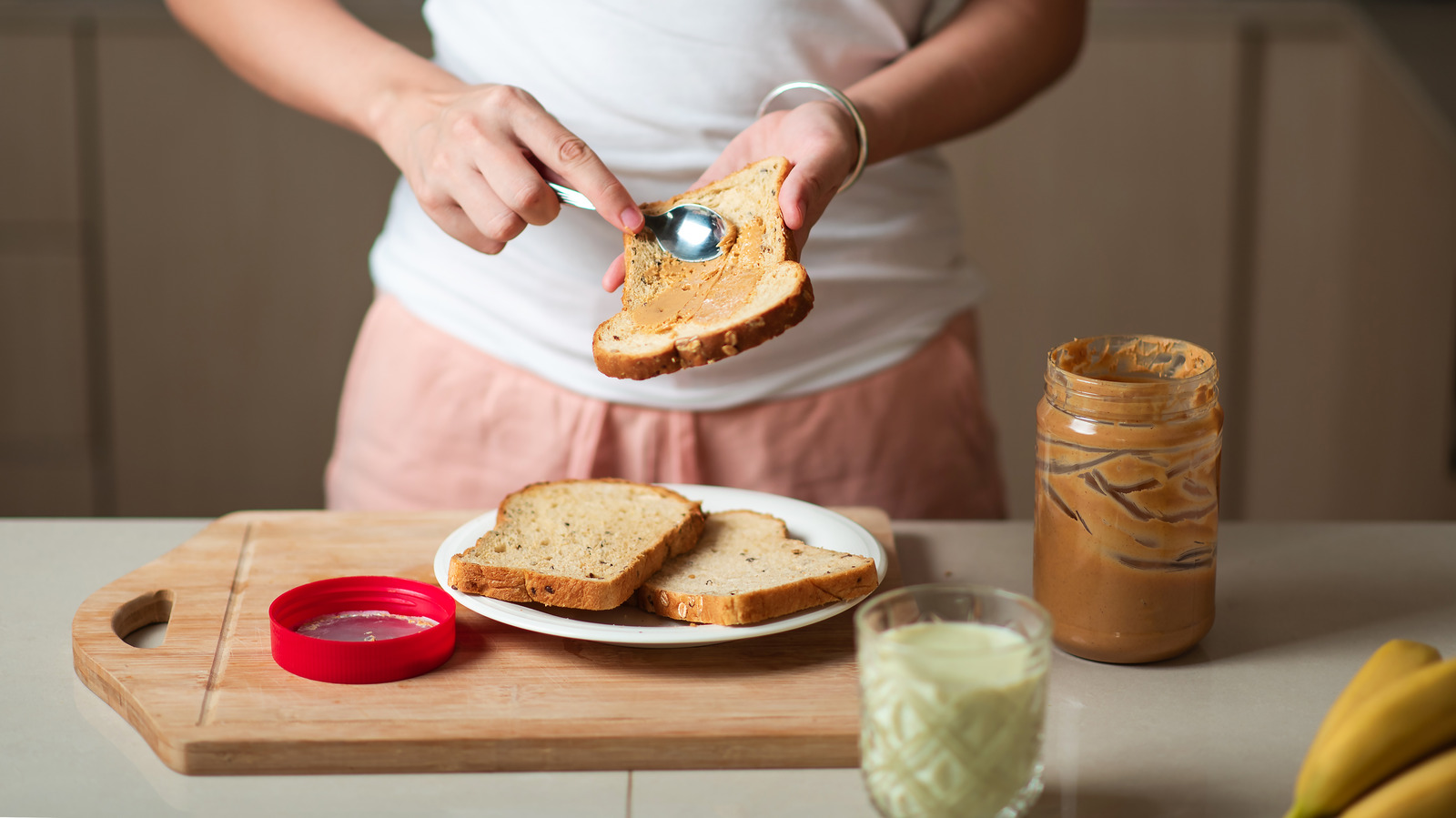 How Much Protein A Peanut Butter Sandwich Really Has – Health Digest