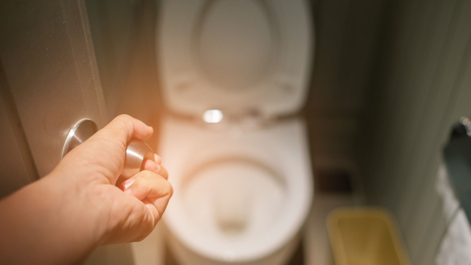 Warning Signs Your Cloudy Pee Is Actually A Symptom Of A Prostate Problem - Health Digest